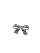 Small silver bow with prongs